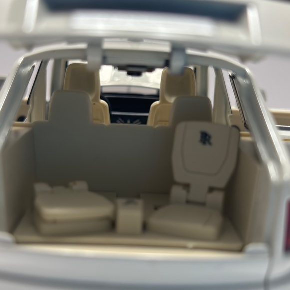 1:24 rolls royce cullinan mansory Diecast with LED HEADLIGHT AND TAILLIGHT WHITE - Picture 9 of 12